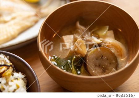 小松菜、茄子、舞茸、豚肉の味噌汁 小松菜、茄子、舞茸、豚肉の味噌汁 96325167