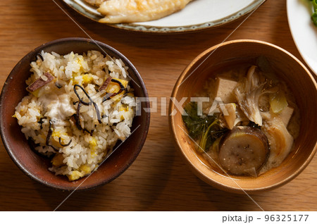 さつまいもごはん、のどぐろの塩焼き、豚肉と小松菜の味噌汁の食卓 さつまいもごはん、のどぐろの塩焼き、豚肉と小松菜の味噌汁の食卓 96325177