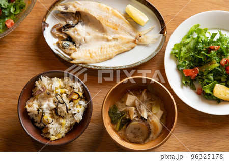 さつまいもごはん、のどぐろの塩焼き、ケールサラダの食卓 96325178