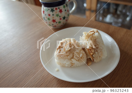 松茸ご飯のおむすび 96325243