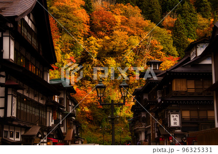 秋の銀山温泉 96325331