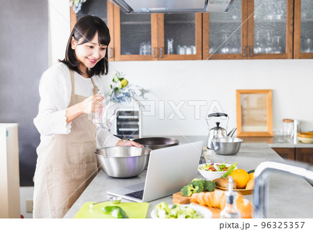 女性 キッチン 料理 ライフスタイル 女性 キッチン 料理 ライフスタイル 96325357