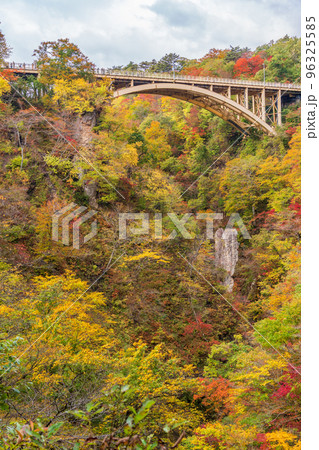 （宮城県）鳴子峡・大深沢橋の紅葉　見頃 96325585