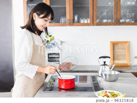 女性　キッチン　料理　ライフスタイル 96325818