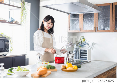 女性　キッチン　料理　ライフスタイル 96325825