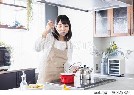 女性 キッチン 料理 ライフスタイル 女性 キッチン 料理 ライフスタイル 96325826