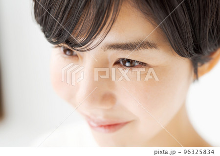 20代女性のポートレート 96325834