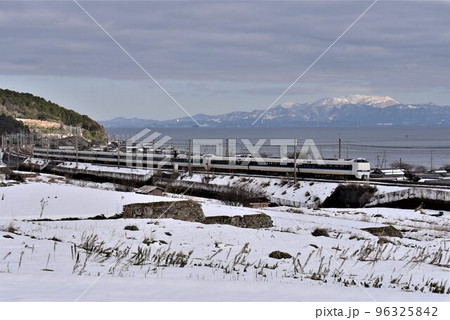琵琶湖西岸　湖西線　近江高島 - 北小松駅を行く　特急電車 96325842