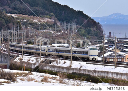 琵琶湖西岸　湖西線　近江高島 - 北小松駅を行く　特急電車 96325848