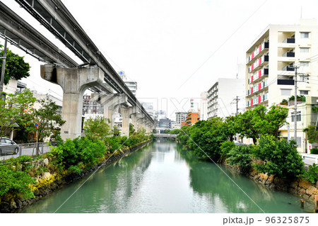 久茂地橋／久茂地川より下流／県庁駅前方向を望む(沖縄県那覇市)【2022.11】 96325875
