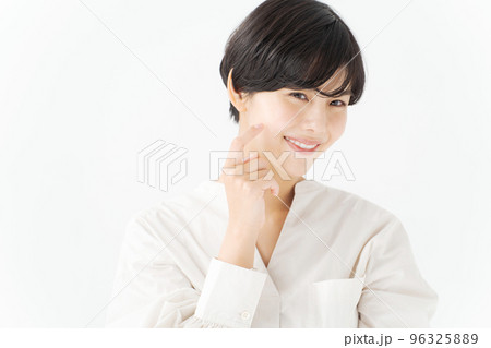 ショートカットの20代女性 96325889