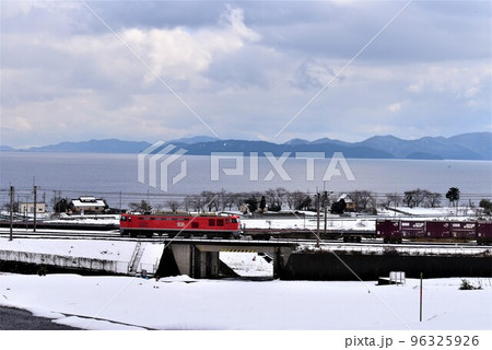 琵琶湖西岸　湖西線　近江高島 - 北小松駅を行く　貨物列車 96325926