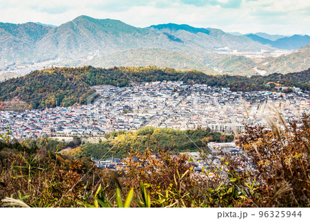 広島市佐伯区の美鈴が丘団地のほぼ全景風景です。遠くは中国山地方面まで展望できます。広島県 広島市佐伯区の美鈴が丘団地のほぼ全景風景です。遠くは中国山地方面まで展望できます。広島県 96325944