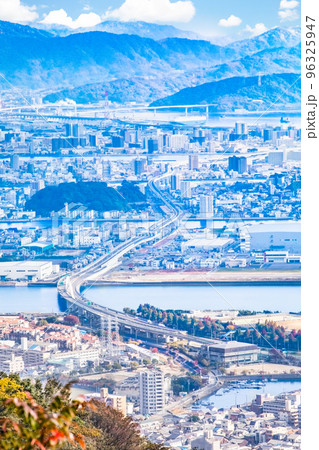 広島高速3号線、広島南道路を中心に周辺市街地を展望しています。太田川放水路から広島大橋まで見えます。 96325947