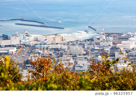 広島市西区草津漁港周辺の市街地風景です。漁港周辺には水産加工会社や冷凍会社が多数あります。広島県 96325957