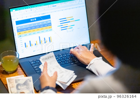 家計簿 表計算 グラフ 比較 生活費 レシート 女性 新入社員 カフェ 家計簿 表計算 グラフ 比較 生活費 レシート 女性 新入社員 カフェ 96326164