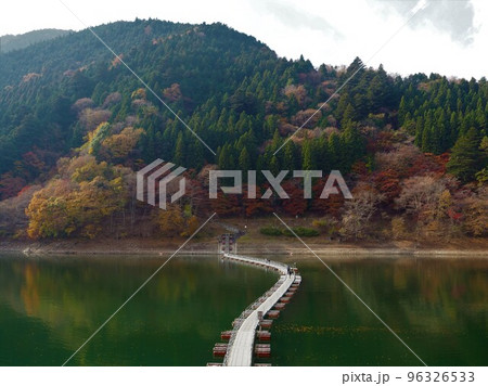 奥多摩湖の紅葉の風景 96326533