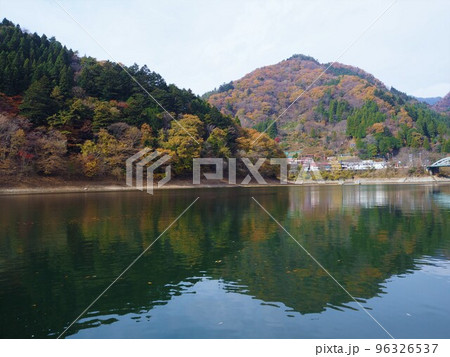 奥多摩湖の紅葉の風景 奥多摩湖の紅葉の風景 96326537