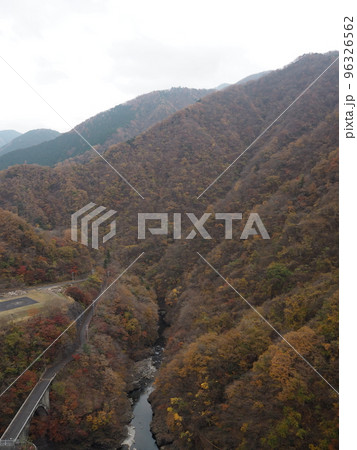 奥多摩湖の紅葉の風景 96326562