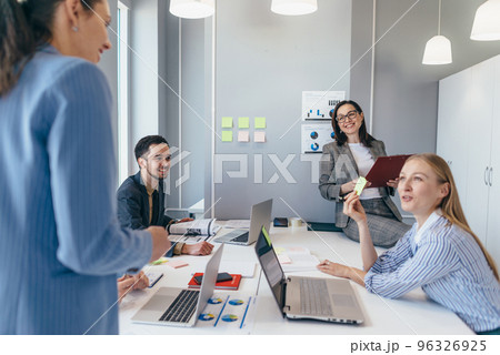 Businesswoman leading a meeting in a modern workplace 96326925