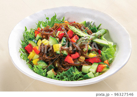 モズクを使った緑黄色野菜サラダ 96327546