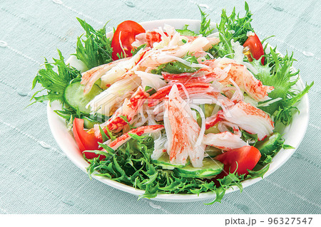 カニカマたっぷりの野菜サラダ 96327547