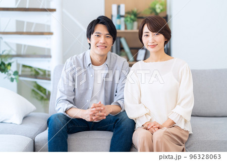 夫婦 カップル 家族 ミドル ライフスタイル リビング 夫婦 カップル 家族 ミドル ライフスタイル リビング 96328063