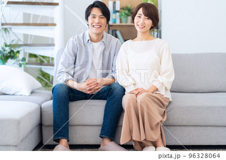 夫婦　カップル　家族　ミドル　ライフスタイル　リビング 96328064