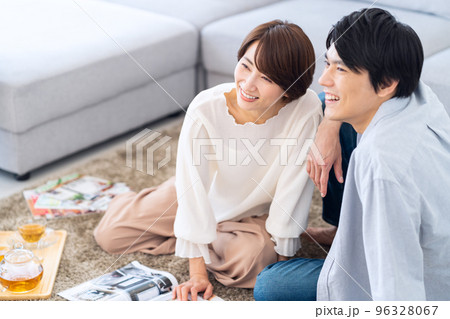 夫婦　カップル　家族　ミドル　ライフスタイル　リビング 96328067