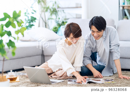 夫婦　カップル　家族　ミドル　パソコン　ライフスタイル　リビング 96328068
