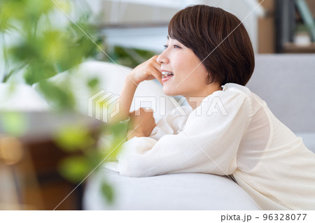 女性 ライフスタイル リビング 女性 ライフスタイル リビング 96328077