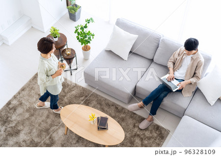 夫婦 カップル 家族 ミドル ライフスタイル リビング 夫婦 カップル 家族 ミドル ライフスタイル リビング 96328109