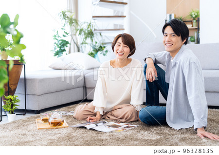 夫婦 カップル 家族 ミドル ライフスタイル リビング 夫婦 カップル 家族 ミドル ライフスタイル リビング 96328135