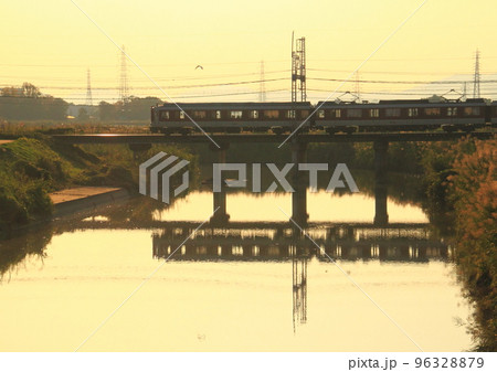 夕暮れ時に鉄橋を渡る近鉄橿原線の電車 夕暮れ時に鉄橋を渡る近鉄橿原線の電車 96328879