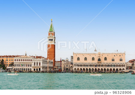ベネチア　ドゥカーレ宮殿とサン・マルコ広場鐘楼 96328906