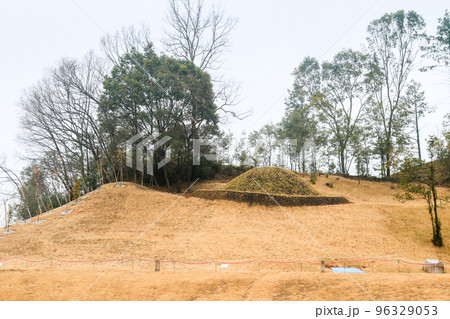 奈良県　明日香村　冬　キトラ古墳 96329053