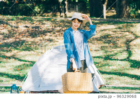 キャンプでアウトドアファッションをする女性 キャンプでアウトドアファッションをする女性 96329068