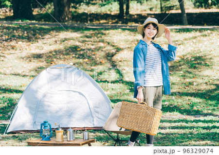 キャンプでアウトドアファッションをする女性 96329074