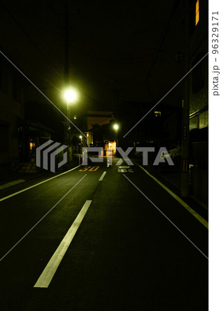 住宅街の夜の道の風景 96329171