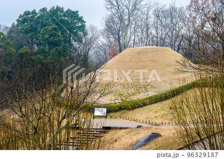 奈良県 明日香村 冬 高松塚古墳 奈良県 明日香村 冬 高松塚古墳 96329187