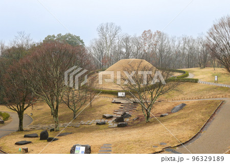 奈良県　明日香村　冬　高松塚古墳 96329189