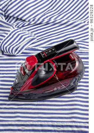 シャツにアイロンをかける 96329228