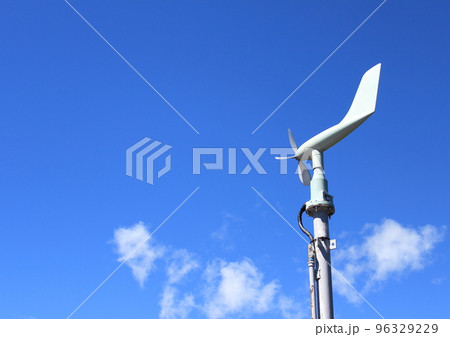 青空に映える地上気象観測装置の風向風速計 96329229