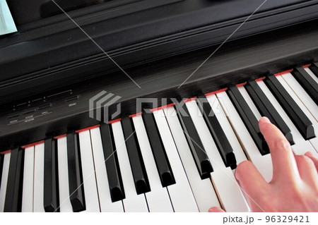 電子ピアノを弾く女性の指　指 96329421