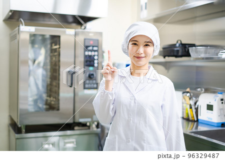 若い女性の調理師（指さしポーズ） 96329487