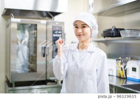 若い女性の調理師(ガッツポーズ) 若い女性の調理師(ガッツポーズ) 96329635