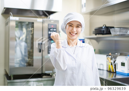 若い女性の調理師(ガッツポーズ) 若い女性の調理師(ガッツポーズ) 96329639