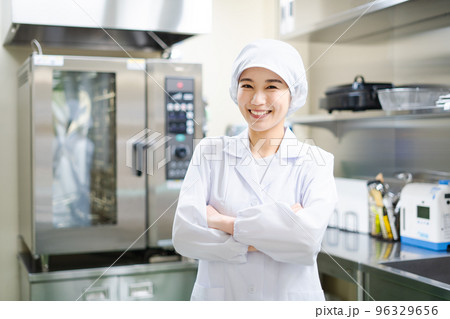 若い女性の調理師（腕組み） 96329656