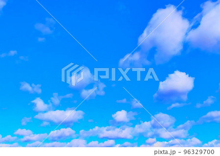 青空と白い雲 96329700