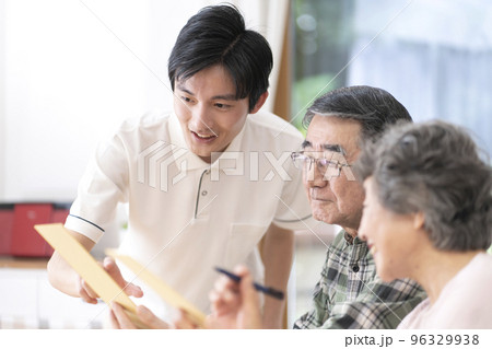 介護施設のレクリエーション風景　俳句　短歌　川柳 96329938